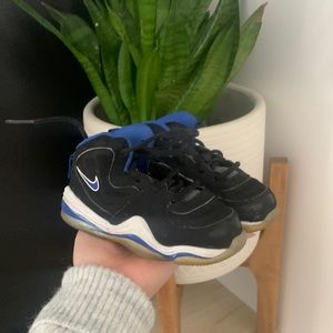 Nike Boy 7C Lace Front Sneaker.